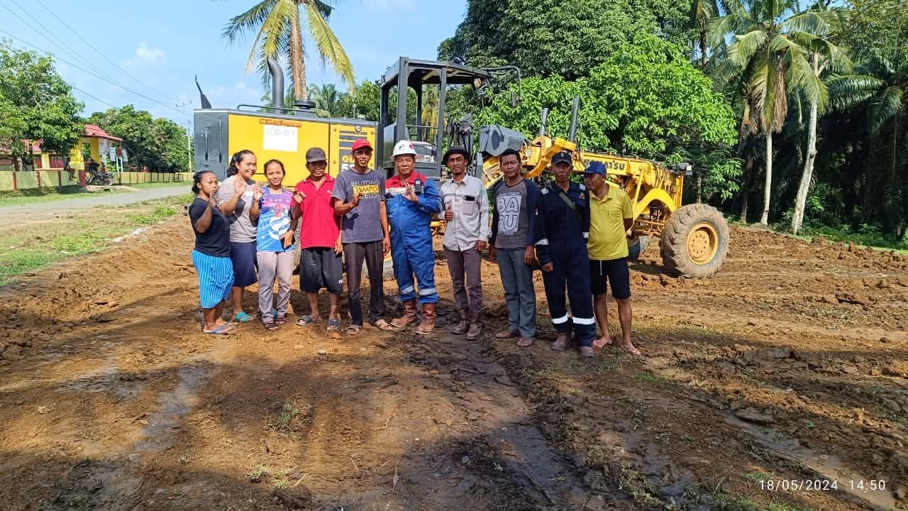 PT. PERTAMINA MEMBANTU PEMBUATAN LAPANGAN BOLA VOLLY